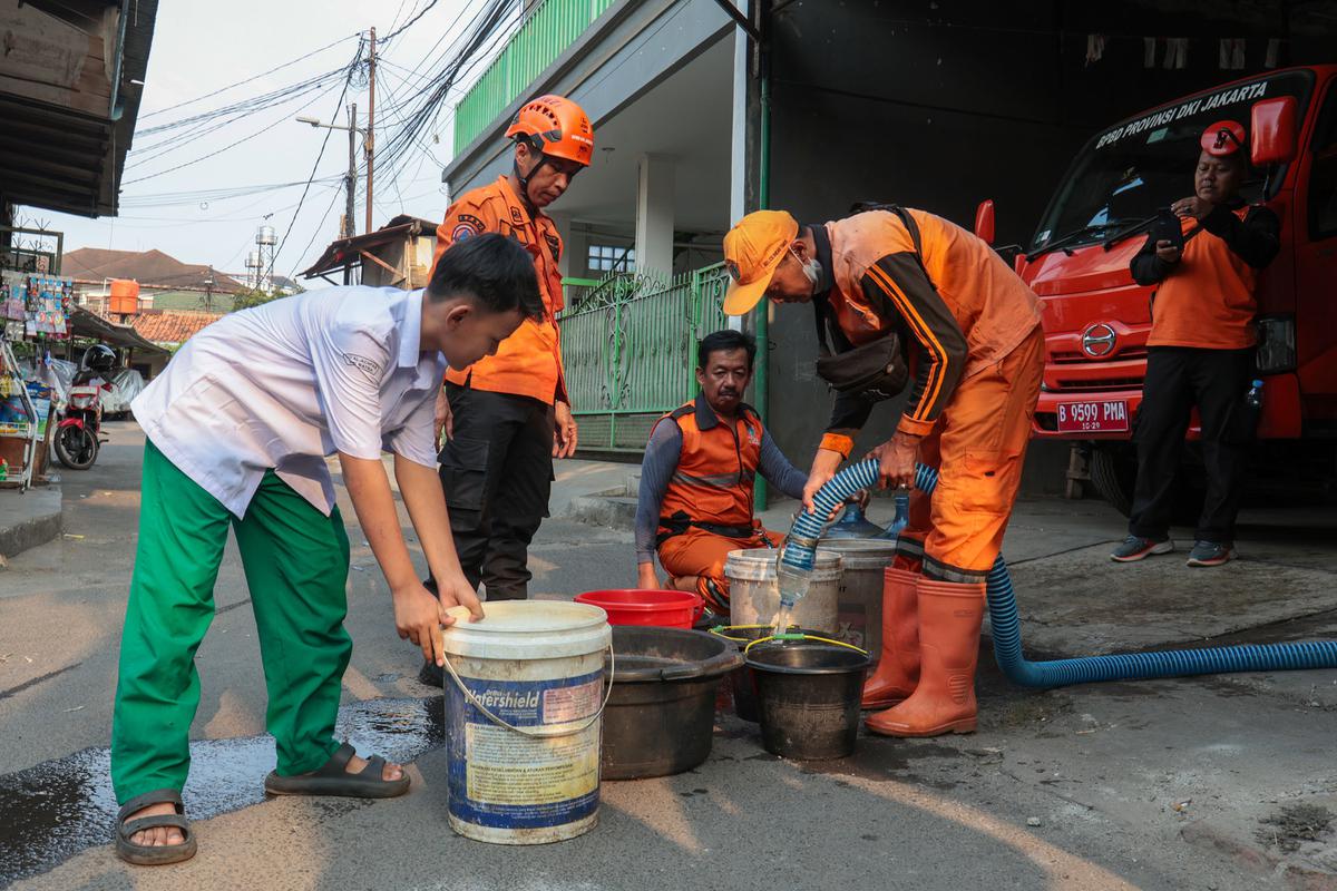 Warga Cilandak Timur Antre Air Bersih