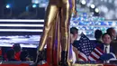Miss USA Elle Smith tampil pada presentasi kostum nasional kontes kecantikan Miss Universe ke-70 di Eilat, Israel, 10 Desember 2021. Para kontestan dari berbagai negara dengan apik mengeksekusi kostum nasionalnya dan berlomba-lomba menjadi yang terbaik. (Menahem KAHANA/AFP)