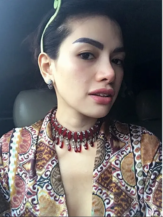 'Tunangan,' tulis Niki kemarin, Kamis (22/10/2015) via Instagram, bahkan ia memisahkan perhuruf untuk membuat keterangan fotonya makin kentara. (Via Instagram/@Nikitamirzanimawardi)