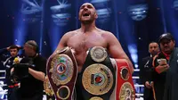 10. Petinju Tyson Fury menang angka atas Wladimir Klitschko pada perebutan gelar juara kelas berat WBA, IBF, IBO dan WBO. Kemenangan petinju Inggris itu mengejutkan karena sebelumnya tidak diunggulkan. (Dailymail.co.uk)