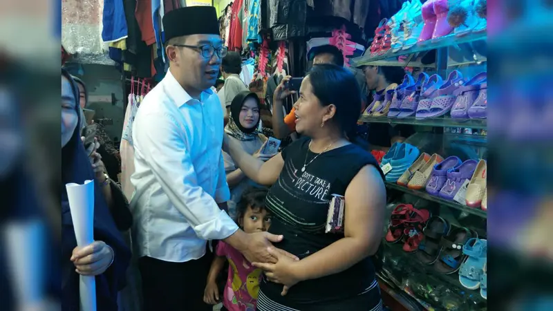 Calon Gubernur Jawa Barat Ridwan Kamil menyambangi Pasar Ciawi, Bogor.