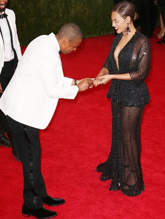 Jay Z pun memperlakukan Beyonce dengan penuh kemesraan di Met Gala. (REX/Shutterstock/HollywoodLife)