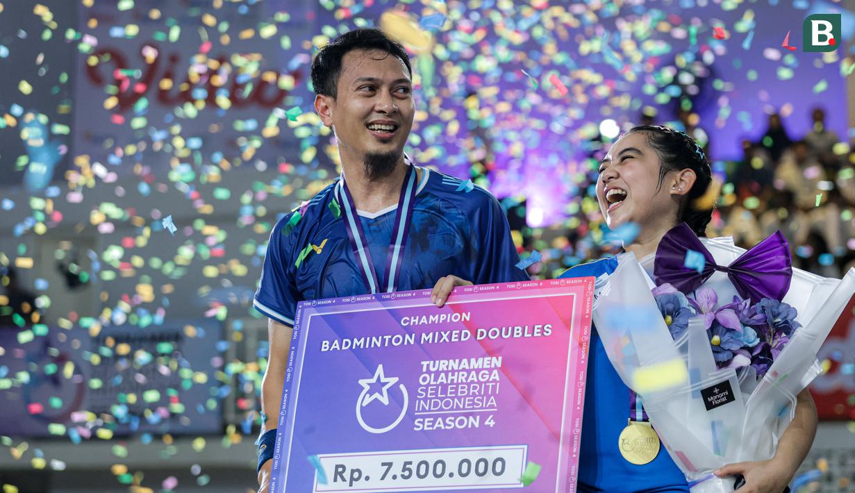 <p>Pasangan antara mantan pebulu tangkis Indonesia, Mohammad Ahsan dan penyanyi sekaligus selebritas, Ziva Magnolya memastikan diri menjadi juara setelah menang comeback di final badminton Turnamen Olahraga Selebriti Indonesia (TOSI) Season 4, Minggu (9/11/2025). (Bola.com/Bagaskara Lazuardi)</p>