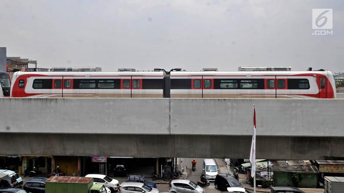 Rangkaian kereta ringan atau LRT rute Kelapa Gading-Velodrome melakukan uji coba, Jakarta, Senin (25/2). Rencana pengoperasian LRT fase 1 rute Kelapa Gading-Velodrome kembali ditunda hingga akhir Maret 2019. (Merdeka.com/Iqbal S Nugroho)