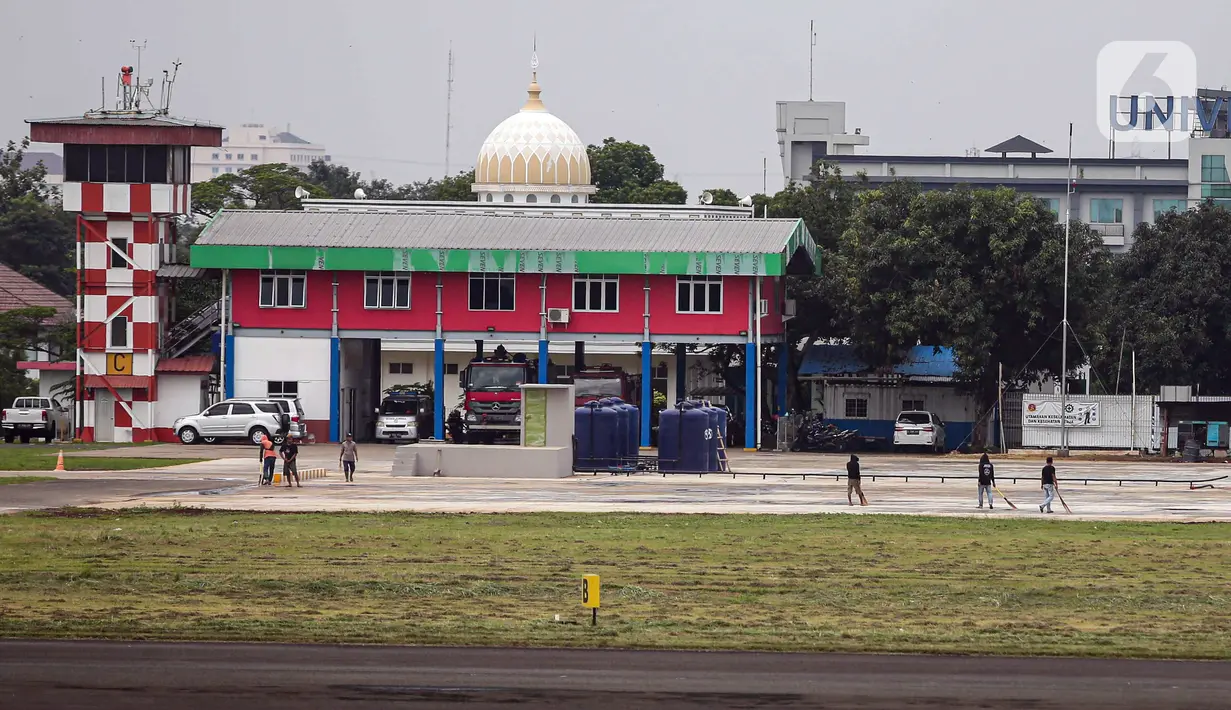 Suasana di Apron Bandara Pondok Cabe, Pamulang, Tangerang Selatan, Banten, Rabu (29/12/2021). Kementerian Perhubungan menunjuk Bandara Pondok Cabe dan Bandara Soekarno-Hatta sebagai bandara pengganti selama revitalisasi Bandara Halim Perdanakusuma. (Liputan6.com/Faizal Fanani)