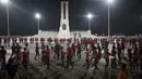  Ribuan Penari menari bersama untuk memecahkan rekor dunia untuk peserta terbanyak menari " rueda de casino " di Havana, Kuba, (25/11). " rueda de casino " merupakan tarian koreografi dari Kuba. (REUTERS/Alexandre Meneghini)