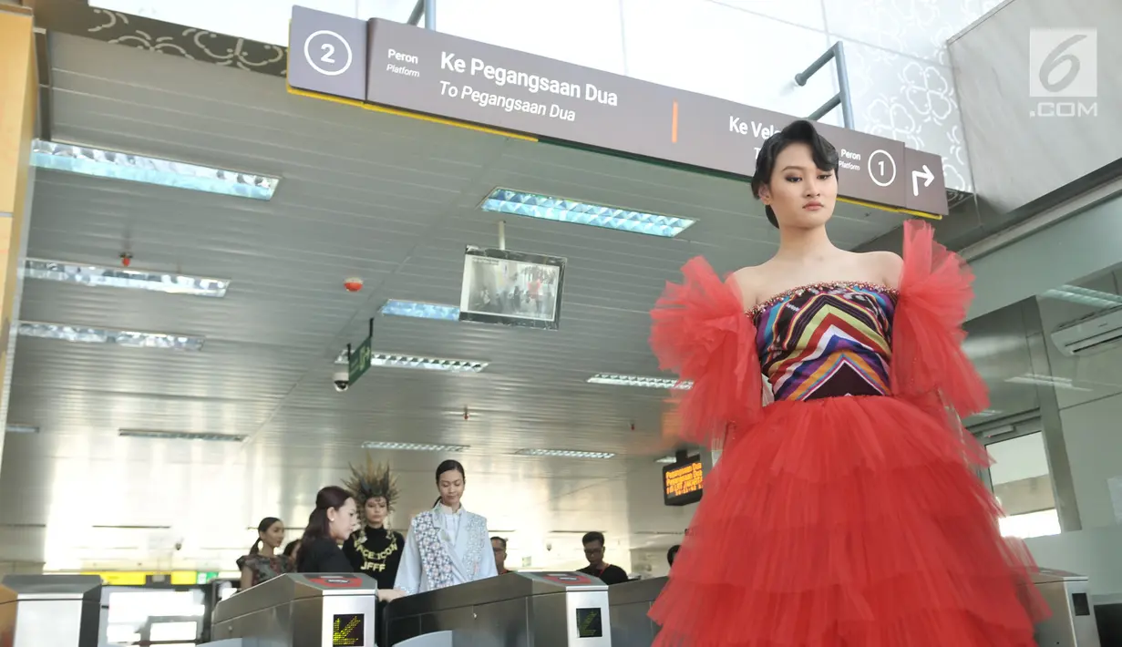 Model berpose saat memeragakan busana pada acara Jakarta Fashion & Food Festival (JFFF) 2019 dalam gerbong Light Rail Transit (LRT) Jakarta rute Stasiun Velodrome-Stasiun Boulevard Utara, Jakarta, Selasa (13/8/2019). (merdeka.com/Iqbal Nugroho)