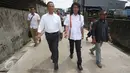 Cagub DKI Jakarta Anies Baswedan saat akan menuju Pasar Bambu Kuning, Sunter Agung, Jakarta Utara, Senin (31/10). Di sana, Anies melakukan tanya jawab tentang program jika terpilih menjadi orang nomor satu Jakarta. (Liputan6.com/Immanuel Antonius) 
