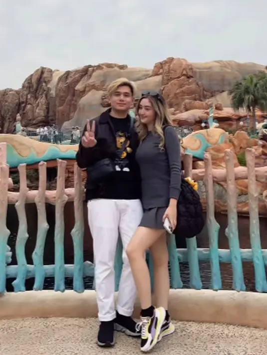 Rayn Wijaya melamar pemain film Heart Series itu ketika sedang liburan ke Disney Sea, Tokyo Jepang. [@rantymaria]