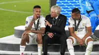 Carlo Ancelotti&nbsp;(tengah) berbicara dengan pemainnya Casemiro&nbsp;(kanan) dan Eder Militao setelah memenangkan pertandingan sepak bola final Piala Super Eropa antara Real Madrid dan Eintracht Frankfurt di Stadion Olimpiade Helsinki, Finlandia, Kamis (11/8/22022) dini hari WIB. Real Madrid memenangkan 2 -0. (AP/Antonio Calanni)