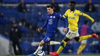 Mason Mount Chelsea, kiri, duel perebutan bola dengan Yves Bissouma dari Brighton selama pertandingan sepak bola Liga Inggris antara Chelsea dan Brighton dan Hove Albion di Stamford Bridge Stadium di London, Selasa, 20 April 2021. (Mike Hewitt / Pool via