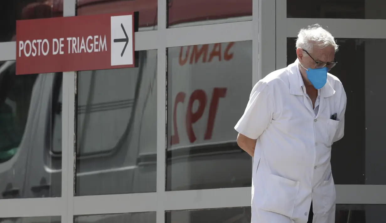 Seorang dokter menghirup udara segar di luar Rumah Sakit HRAN di Brasilia, Brasil, Rabu (3/3/2021). Brasil pada Selasa (2/3) mencatat rekor tertinggi dengan 1.641 kematian akibat virus corona Covid-19 dalam 24 jam dan menjadi negara dengan jumlah korban tertinggi dunia kedua. (AP Photo/Eraldo Peres)