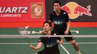 Pebulutangkis ganda putra Indonesia, Mohammad Ahsan/Hendra Setiawan, saat bertanding melawan pebulutangkis Jepang, Kenta Kazuno/Kazushi Yamada, dalam Kejuaraan Dunia Bulutangkis 2015 di Istora Gelora Bung Karno, Senayan, Jakarta. Kamis (13/8/2015). Mohamm