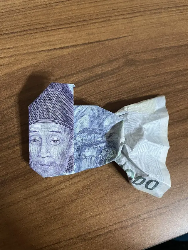 Bentuk Origami dari Uang Kertas