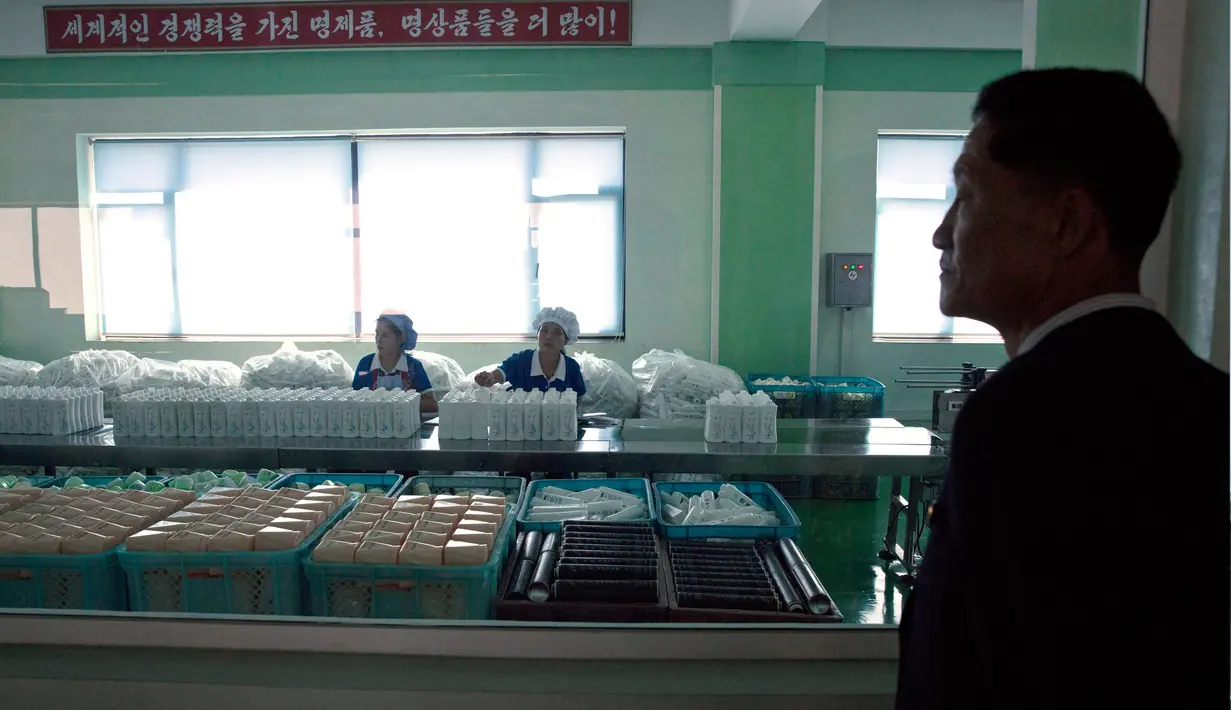 Pekerja memproduksi produk kosmetik di Pabrik Kosmetika Pyongyang di Pyongyang, Korea Utara, 8 September 2018. Pabrik Kosmetik Pyongyang adalah salah satu produsen utama barang-barang kosmetik di Korea Utara. (AP Photo/Ng Han Guan)