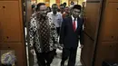 Mendikbud yang baru Muhadjir Effendy (kanan) bersama mantan Mendikbud Anies Baswedan saat menghadiri acara serah terima jabatan di Jakarta (27/7).Usai dilantik presiden Jokowi, Muhadjir Effendy resmi menggantikan Anies Baswedan. (Liputan6.com/JohanTallo)