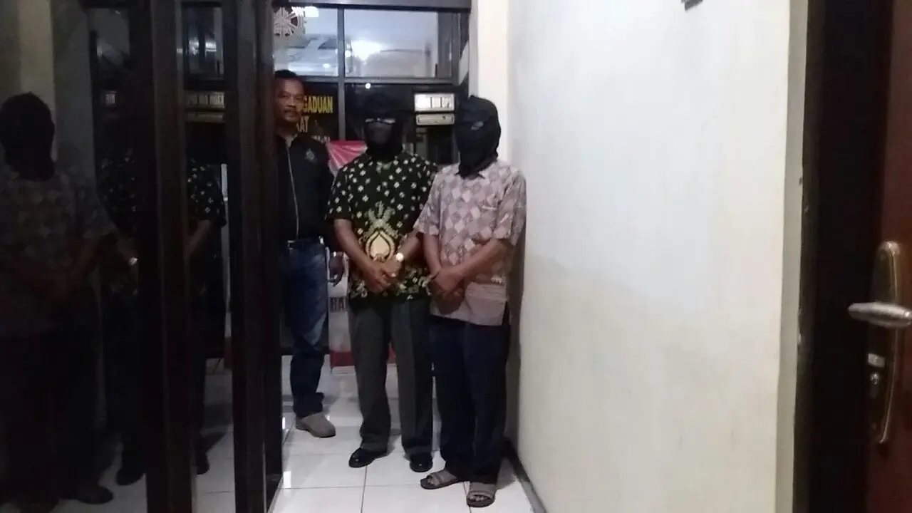 Dua tersangka dugaan penyebaran video berkonten ujaran kebencian. (Foto: Liputan6.com/Polres Banjarnegara/Muhamad Ridlo)
