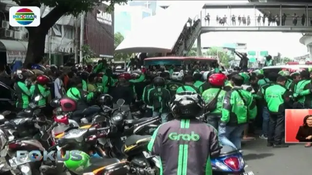 Pengemudi ojek online tewas akibat ditabrak Metromini di Jalan Pakubuwono, Kebayoran Lama, Jakarta Selatan.