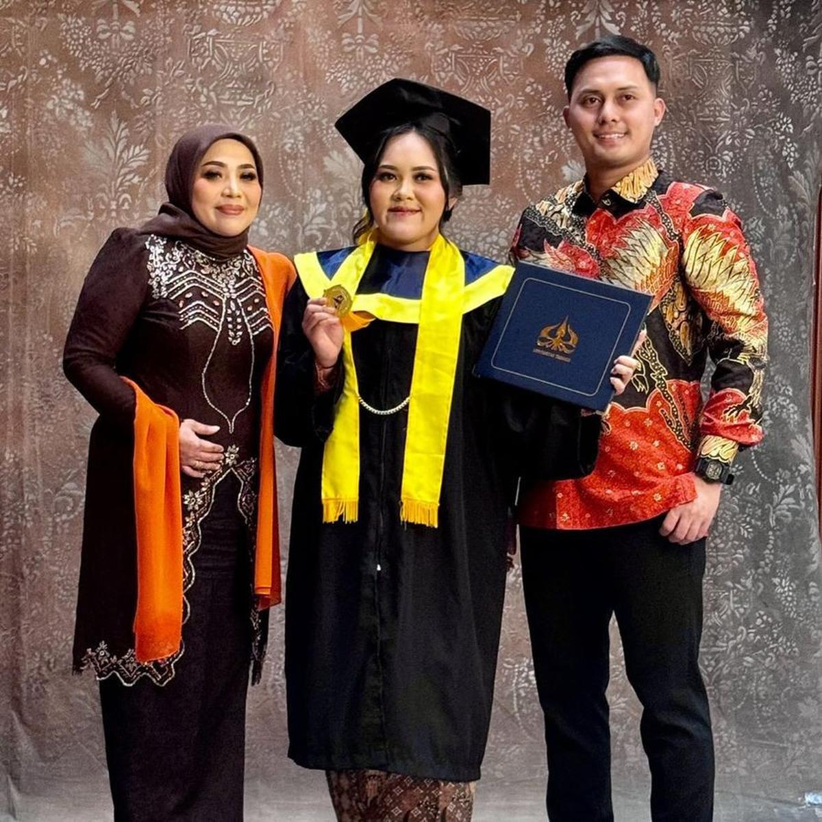 7 Potret Wisuda Anak Muzdalifah, Jadi Sarjana Akuntansi - Dihadiri Fadel Islami & Putra dari Nassar