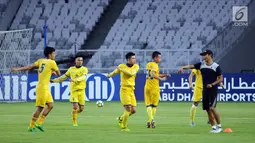 Pemain Song Lam Nghe An melakukan pemanasan saat latihan resmi jelang melawan Persija pada laga penyisihan grup H Piala AFC 2018 di Stadion GBK Jakarta, Selasa (13/3). Persija akan menjamu Song Lam Nghe An, Rabu (14/3). (Liputan6.com/Helmi Fithriansyah)