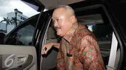 Gubernur Sumsel, Alex Noerdin keluar dari mobil saat tiba di Gedung Kejagung, Jumat (29/4). Alex Noerdin diperiksa sebagai saksi terkait kasus dugaan penyelewengan dana bantuan sosial (bansos) senilai Rp12 triliun tahun 2013. (Liputan6.com/Helmi Afandi)