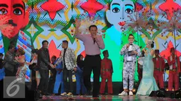 Basuki Tjahaja Purnama atau  di sapa Ahok melambaikan tangan seusai perayaan tahun baru 2016 di panggung Move On Party 2016 di Pantai Carnaval Ancol, Jakarta, Kamis (31/12/2015). (Liputan6.com/Herman Zakharia)