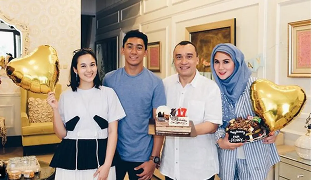 "Langgeng terusss yah kalian berdua jangan sampai putus ditengah jalan." tulis rizkiani_kitab. "Aaaaaaa.....iri banget sama pasangan ini......semoga sampe pelaminan ya," sahut anpdita.  (Instagram/daffawardhana)