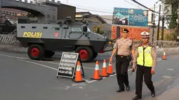 Aparat kepolisian bersiaga di depan pintu gerbang Mako Brimob Kelapa Dua, Depok, Jawa Barat, Rabu (9/5). Korban meninggal dilaporkan terdiri dari lima anggota polisi dan seorang napi teroris. (Liputan6.com/Immanuel Antonius)