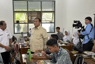 Prabowo Kunjungi SMAN 1 Cilacap (Lizsa Egeham/Liputan6.com)