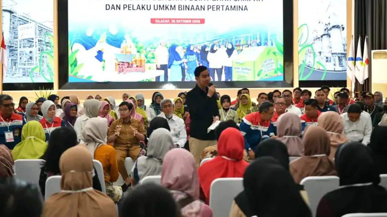 Wakil Presiden Gibran Rakabuming Raka berdialog dengan pelaku UMKM di Gedung Patra Graha, PT Pertamina Patra Niaga Refinery Unit (RU) IV Cilacap. (Dok: Setwapres)
