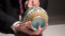 Vas China antik berusia ratusan tahun diperlihatkan di rumah lelang Sotheby, Paris, Selasa (22/5). Setelah diidentifikasi oleh para ahli, dipastikan vas tersebut adalah barang asli yang dibuat pada abad ke-18. (AFP/Thomas SAMSON)