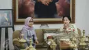 Presiden kelima RI Megawati Soekarnoputri bersama istri Wapres Jusuf Kalla, Mufidah Kalla di kediaman Megawati, Jalan Teuku Umar, Jakarta, Selasa (7/3). Megawati menunggu kedatangan istri PM Malaysia Najib Razak, Rosmah Mansor (Liputan6.com/Faizal Fanani)