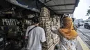 Pedagang saat melayani calon pembeli besek bambu di kawasan Jatinegara, Jakarta, Senin (19/7/2021). Penurunan penjualan besek bambu akibat masih merebaknya Covid-19 serta berbagai larangan dalam aturan PPKM Darurat. (merdeka.com/Iqbal S. Nugroho)