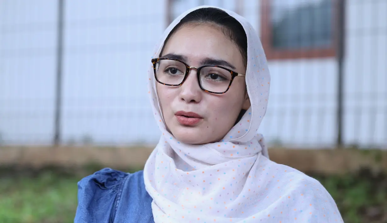 "Aku udah lama syuting sama eyang, Jadi di lokasi syuting tuh aku udah ngerasa dekat sekali sama eyang," ucap citra Kirana di rumah duka, komplek AL Pangkalan Jati, Pondok Labu, Jakarta Selatan, Selasa (17/4/2018).  (Nurwahyunan/Bintang.com)