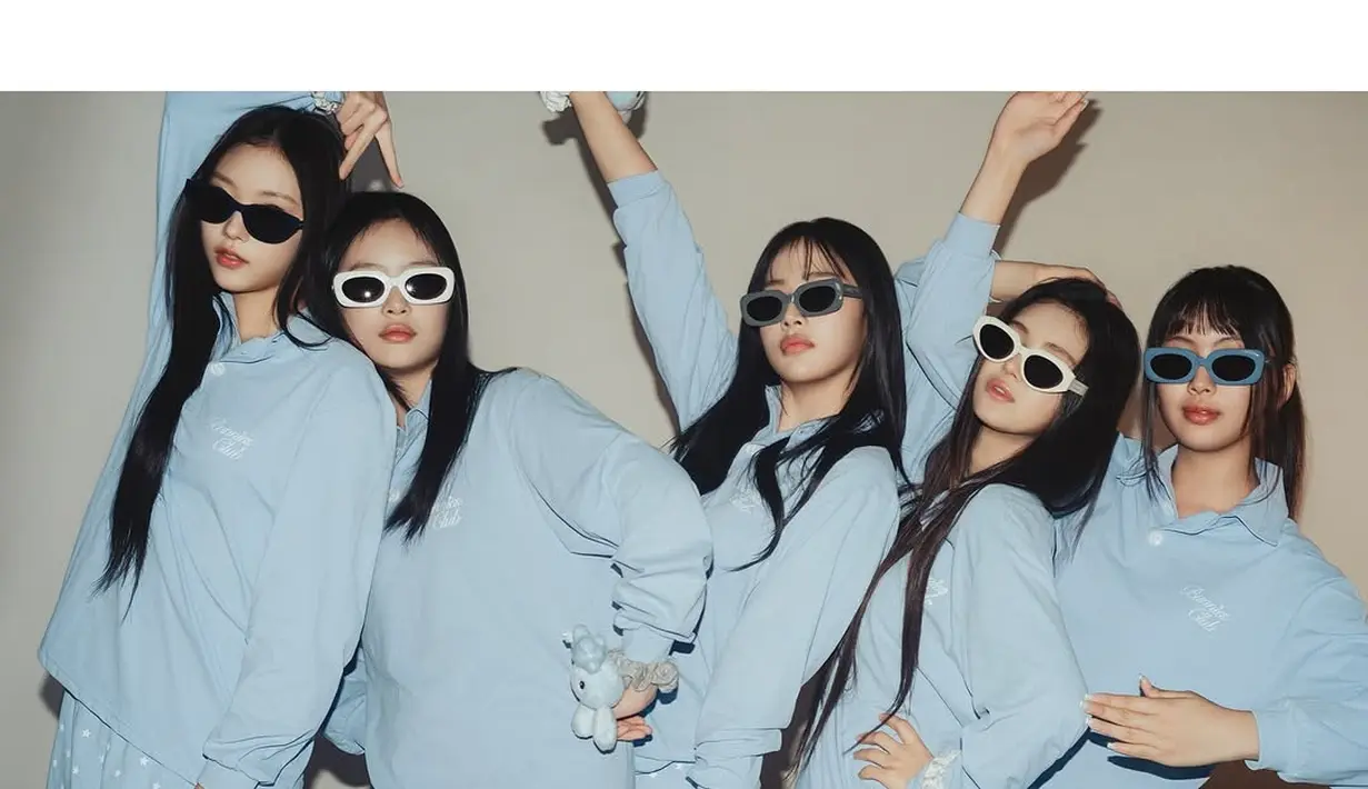 Pertemanan member NewJeans terlihat seru dengan baju tidur serba biru dan kacamata hitam [@newjeans_official]