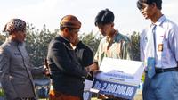Gubernur Ahmad Luthfi serahkan bantuan pendidikan kepada siswa di Banyumas. (Foto: Liputan6.com/Felek Wahyu)