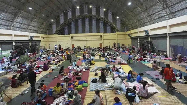 Warga Thailand di pusat evakuasi di Provinsi Surin, Jumat (25/7/2025). Mereka terpaksa mengungsi akibat bentrokan militer Thailand-Kamboja.
