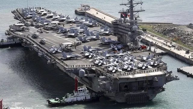Kapal induk USS Ronald Reagan (CVN 76) saat bersandar di Busan, Korea Selatan