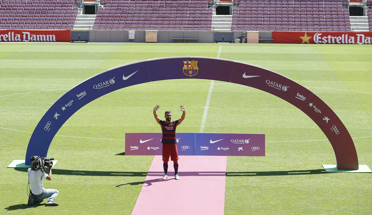 Arda Turan, pemain asal Turki yang direkrut Barcelona dari Atletico Madrid sebesar 41 juta euro diperkenalkan secara resmi kepada publik dalam suatu acara di Camp Nou, Barcelona. Jumat (10/7/2015). (AP Photo/Manu Fernandez)
