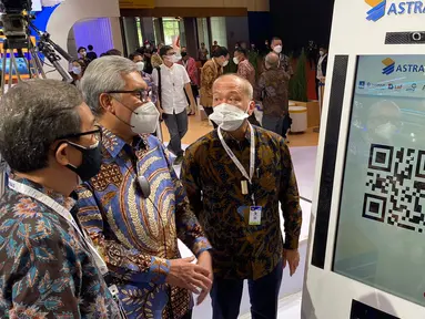 Presiden Komisaris Astra Priyono Sugiarto, Anggota Dewan Komisioner OJK Riswinandi dan Direktur Astra Suparno Djasmin, mencoba permainan virtual di booth Astra Financial & Logistic pada pameran GIIAS 2021 di ICE BSD, Serpong Tangerang Kamis (11/11/2021). (Liputan6.com/HO/Astra Financial)