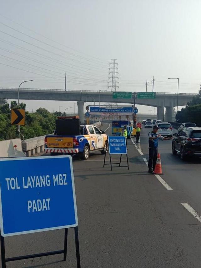 Pengelola Jalan Layang Sheikh Mohamed Bin Zayed (MBZ) sementara menutup akses masuk menuju ruas tol MBZ dari Kalimalang Tol JORR E Km 46+200, Akses Jatiasih Tol JORR E Km 45+200 dan Akses Tol Jakarta-Cikampek Km 10 Arah Cikampek. (Dok Jasa Marga)