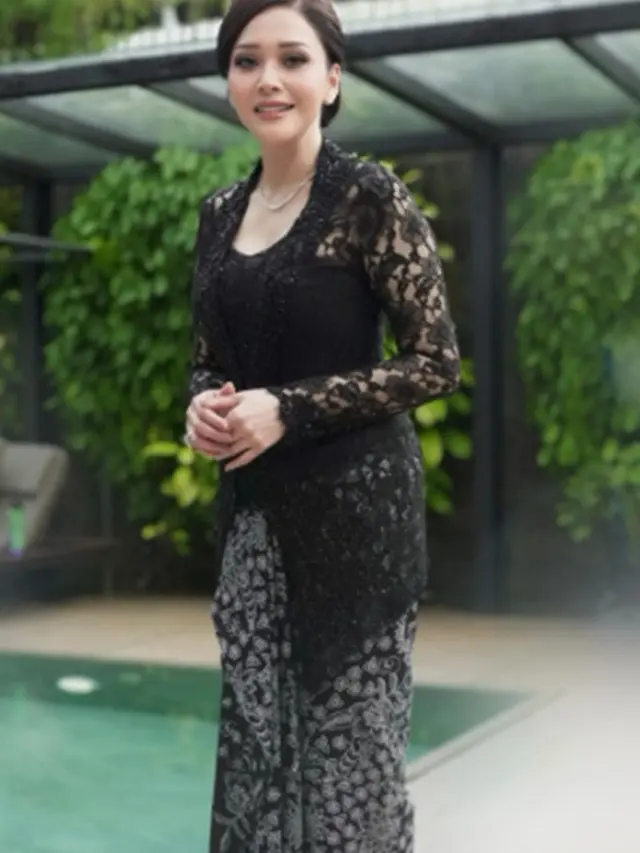 Model Kebaya Hitam Maia Estianty