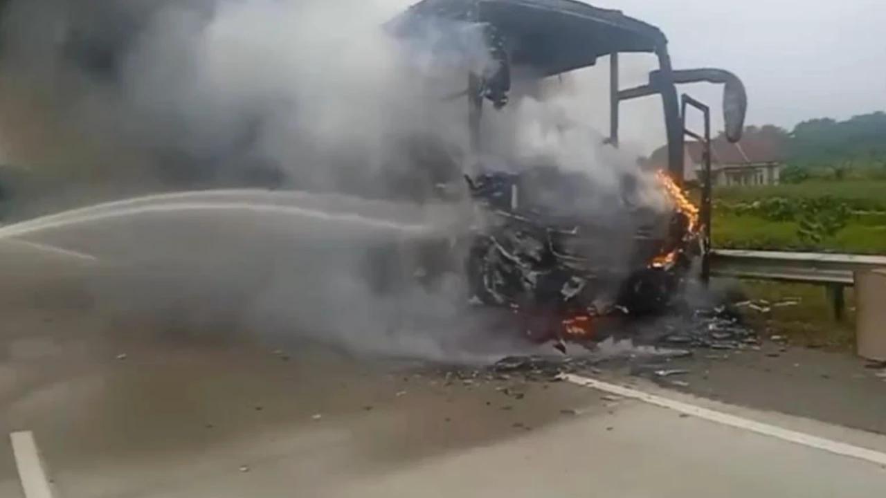 Awalnya Terdengar Suara Ledakan, Sebuah Bus Tiba-Tiba Terbakar di Tol Trans Sumatra