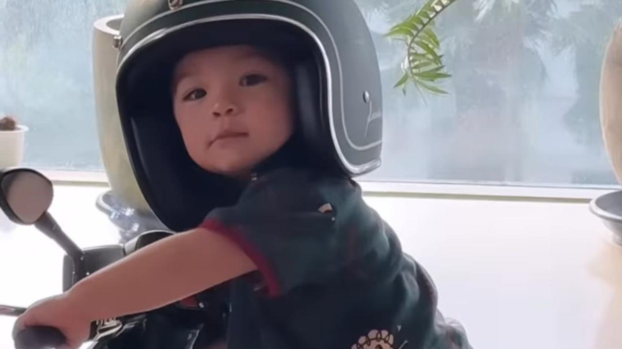 Ada juga yang ikut gemas melihat aksi Baby Izz di atas vespanya.<br>