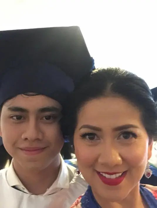 "High school Graduation Ceremony,,,, congrats ya anakku,,, I am So proud of you anakku," tulis Venna. (Instagram/vennamelindareal)