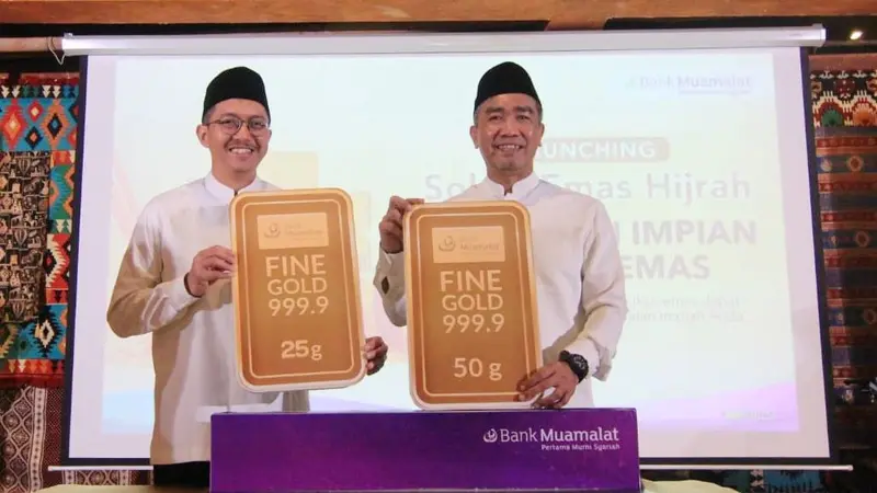 Direktur PT Bank Muamalat Indonesia Tbk Karno (kanan) dan SEVP Retail Banking Bank Muamalat Dedy Suryadi Dharmawan (kiri) dalam peluncuran produk Solusi Emas Hijrah di Jakarta. (Dok Muamalat)