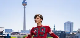 Dalam rangkaian tur promosi film Spider-Man: Brand New Day di Berlin, aktris berusia 29 tahun itu tampil dengan gaya kasual yang tetap sarat karakter mengenakan busana dari koleksi Coach Fall 2026. [Dok/Coach].