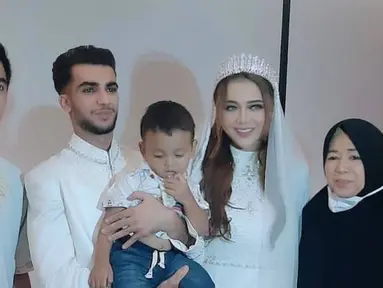 Namanya populer sejak rumah tangga sebelumnya retak, Ratu Rizky Nabila sempat mengalami Kekerasan Dalam Rumah Tangga (KDRT) yang diungkapnya melalui media sosial Instagram. Sejak alami KDRT ia pun bercerai dan membesarkan anaknya seorang diri. Kasusnya ini pun sempat menjadi sorotan dan banyak diundang oleh beberapa seleb ternama dalam berbagai podcast maupun kanal YouTube.
 (Liputan6.com/IG/@raturn)