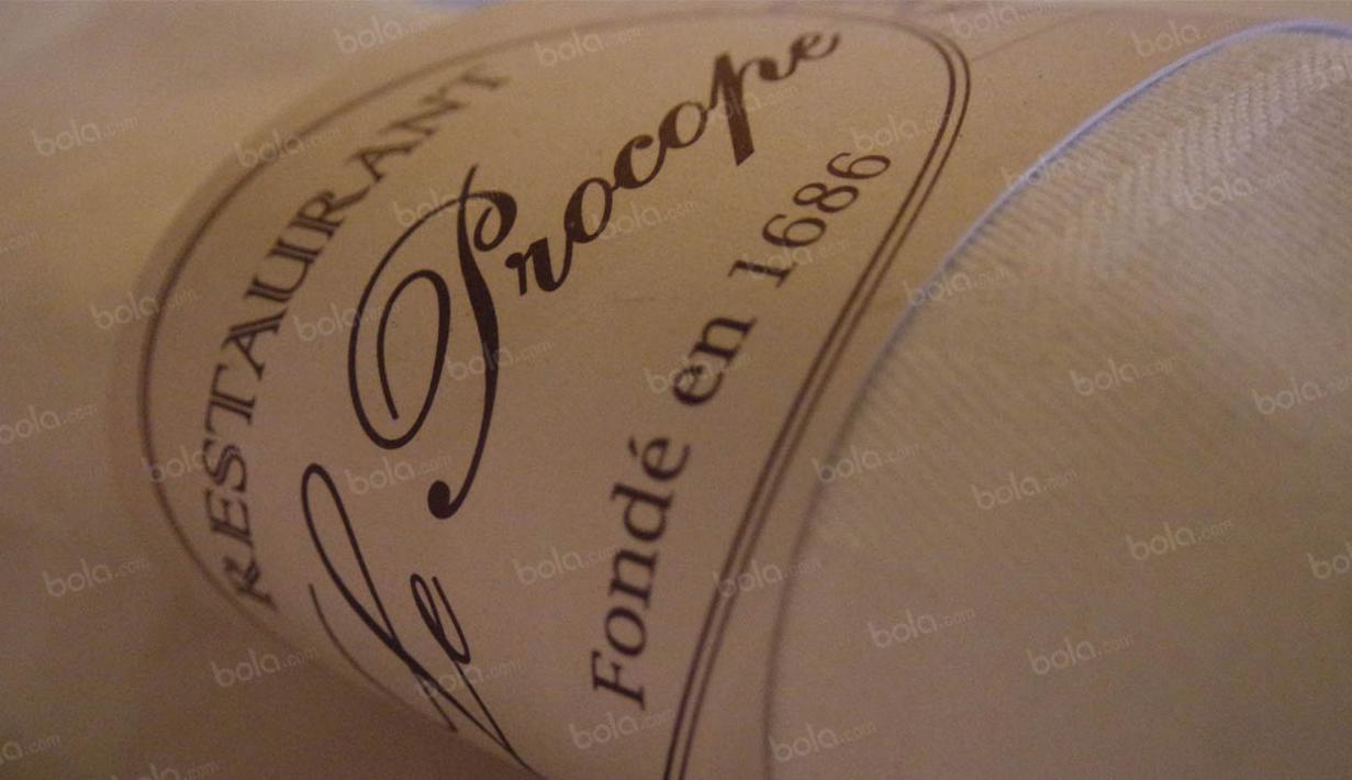 Le Procope cocok dijadikan tempat untuk mengobrol ataupun bertemu rekan karena lokasi yang strategis dan tempat duduk yang nyaman. (Bola.com/Vitalis Yogi Trisna)