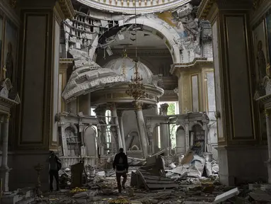 Personel gereja memeriksa kerusakan di dalam Katedral Transfigurasi Odesa menyusul serangan rudal Rusia di Odesa, Ukraina, Minggu (23/7/2023). (AP Photo/Jae C. Hong)